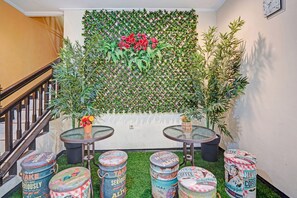 Lobby sitting area - OYO 90801 Deanofaa Residence Syariah (Surabaya)