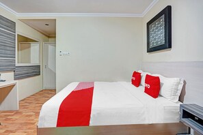 Standard Double Room - OYO 90801 Deanofaa Residence Syariah (Surabaya)