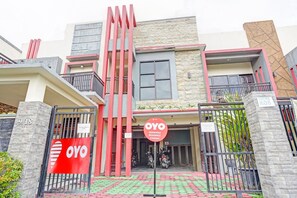 Exterior - OYO 90801 Deanofaa Residence Syariah (Surabaya)