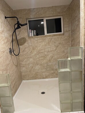 Shower, hair dryer, towels, shampoo - Historic,No neighbors,  no street lights.87-1669 Paakea Rd., Waianae,HI 96792  (Nanakuli)