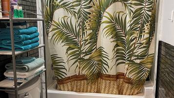 Douche, sĂšche-cheveux, serviettes fournies, shampoing