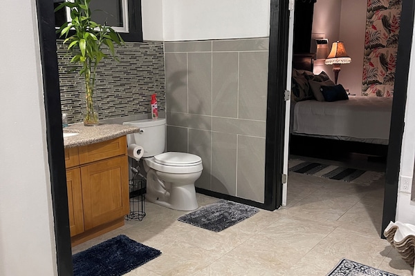 4 dormitoris, planxa i posts de planxar i un bressol de viatge