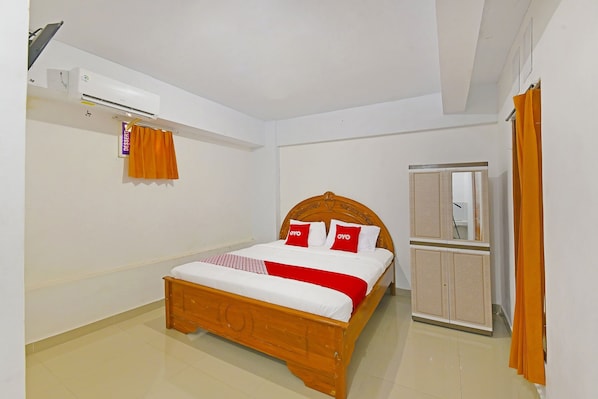 Desk, soundproofing, free WiFi, bed sheets