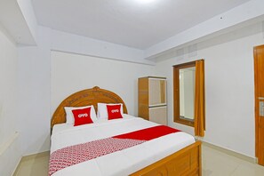 Desk, soundproofing, free WiFi, bed sheets