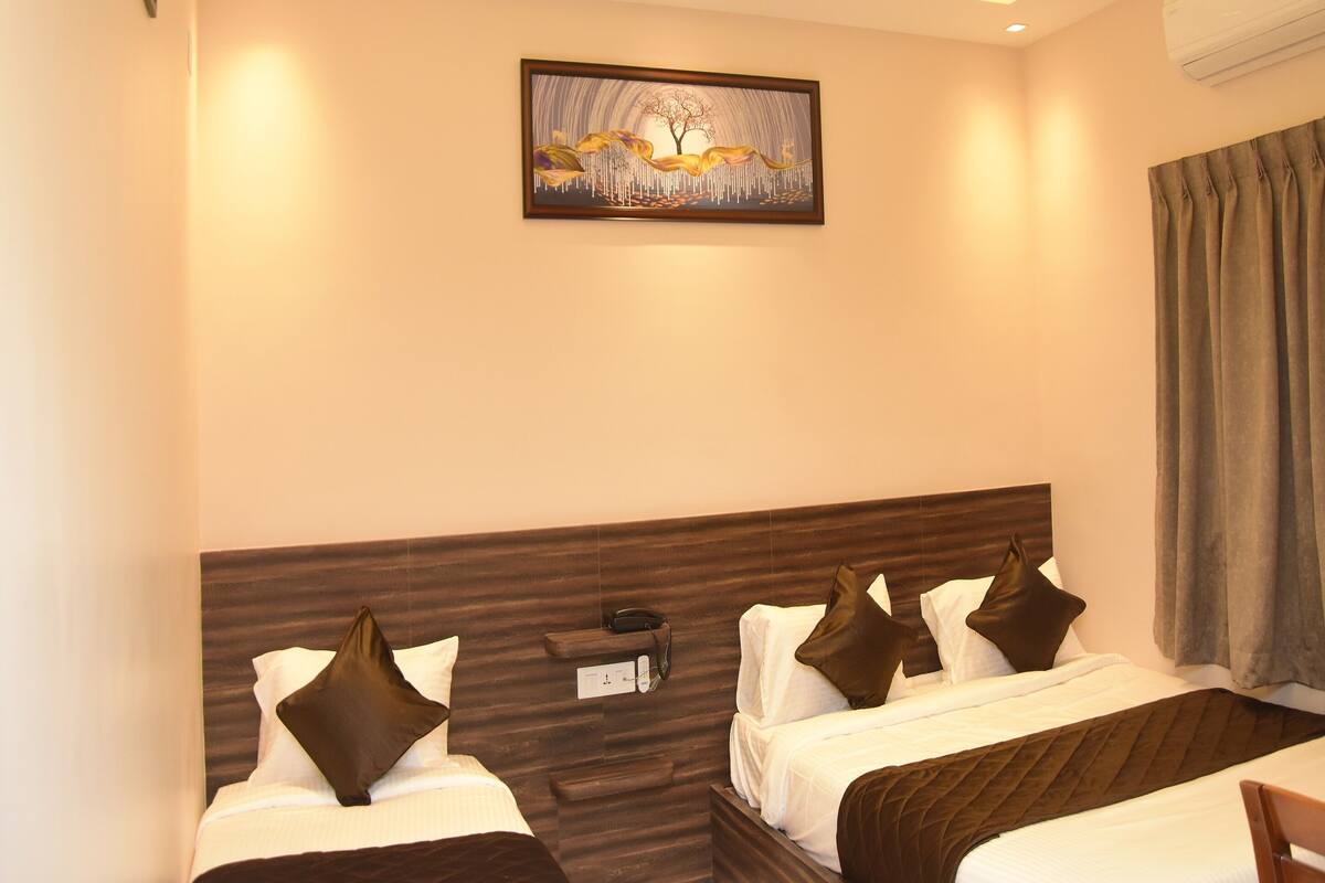 Executive Triple Room | Desk, soundproofing, WiFi (free), bed sheets
