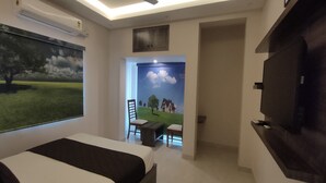 Desk, soundproofing, WiFi (free), bed sheets - Dass Paradise (Bodinayakanur)