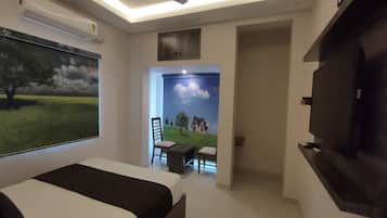 Desk, soundproofing, free WiFi, bed sheets