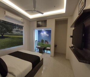 Escrivaninha, quartos à prova de som, Wi-Fi de cortesia, roupa de cama