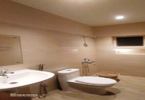 Shower, rainfall showerhead, free toiletries, bathrobes - Dass Paradise (Bodinayakanur)