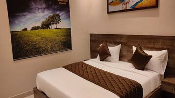 Desk, soundproofing, free WiFi, bed sheets