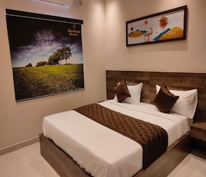 Desk, soundproofing, free WiFi, bed sheets