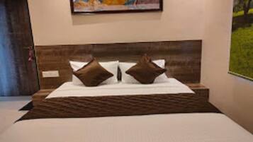 Executive Quadruple Room | Desk, soundproofing, free WiFi, bed sheets