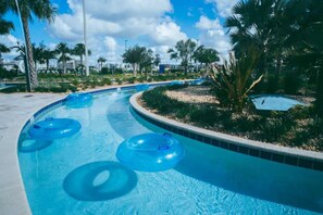 Una piscina cubierta, una piscina climatizada