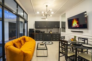 55-inch Smart TV with digital channels, TV, Netflix - Villa Canberra (Seminyak)