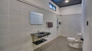 Deluxe Villa | Bathroom | Shower, rainfall showerhead, hair dryer, towels