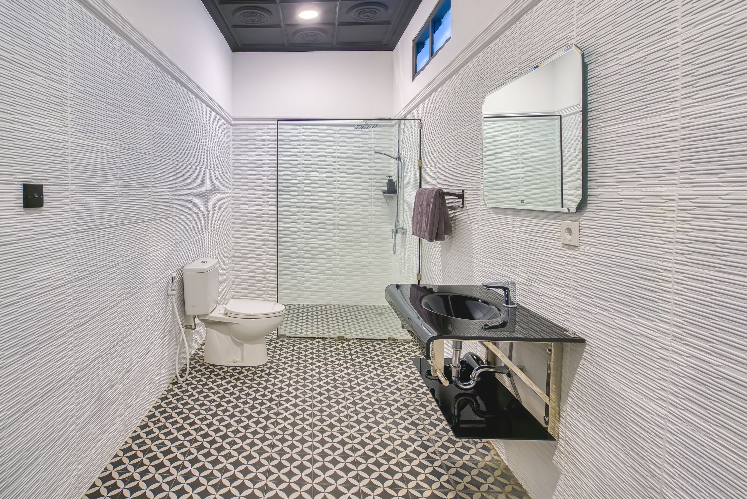 Vila luxo | Banheiro | Chuveiro, chuveiro com efeito de chuva, secador de cabelo 