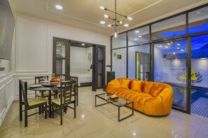 55-inch Smart TV with digital channels, TV, Netflix - Villa Canberra (Seminyak)