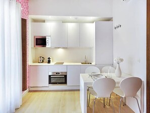 Fridge, microwave, oven, dishwasher - PALACIO BUENAVISTA LUXURY APARTMENTS 2.2 (Sevilla)