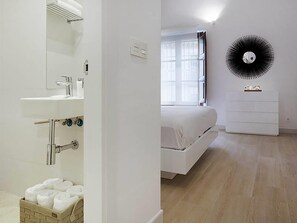 2 soverom, safe på rommet, strykejern/-brett og reiseseng for barn