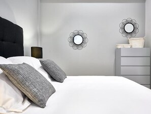 2 soverom, safe på rommet, strykejern/-brett og reiseseng for barn