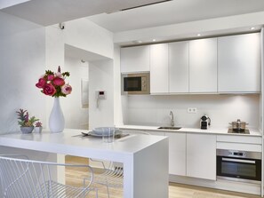 Fridge, microwave, oven, dishwasher - PALACIO BUENAVISTA LUXURY APARTMENTS B.3 (Sevilla)