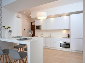 Fridge, microwave, oven, dishwasher - PALACIO BUENAVISTA LUXURY APARTMENTS 1.4. (Sevilla)