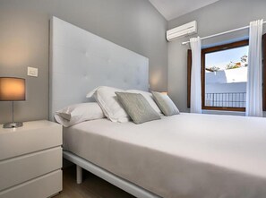 1 bedroom, iron/ironing board, travel cot, Internet