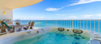 Lazy River Tower. 3 bdr. Sleeps 10. Hot tub on balcony & gas grill.