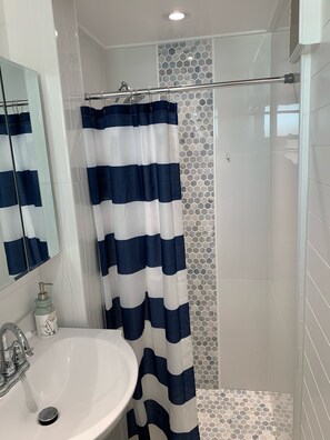 Dusche, Haartrockner, Handtücher, Seife