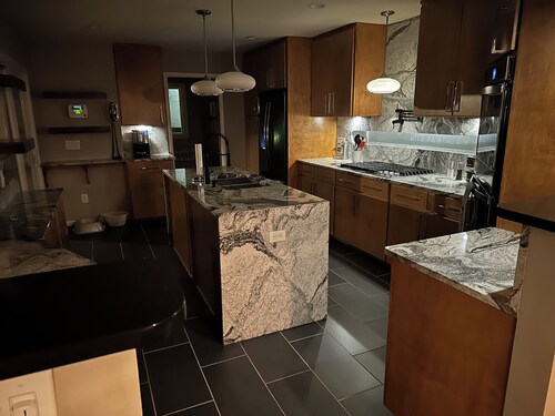 Mid-Century Modern Luxury. Sleeps 12. Pool Table and Ping Pong Table. 