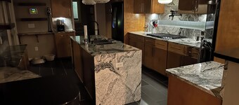 Mid-Century Modern Luxury. Sleeps 12. Pool Table and Ping Pong Table. 