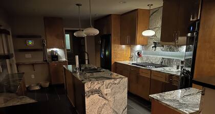 Mid-Century Modern Luxury. Sleeps 12. Pool Table and Ping Pong Table.