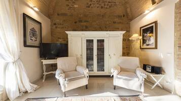 TV, fireplace, stereo