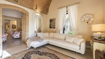 TV, fireplace, stereo