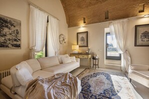 TV, caminetto, impianto stereo