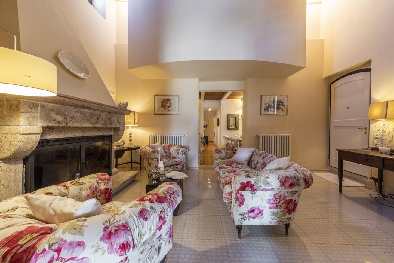 Una televisión, una chimenea, un reproductor estéreo