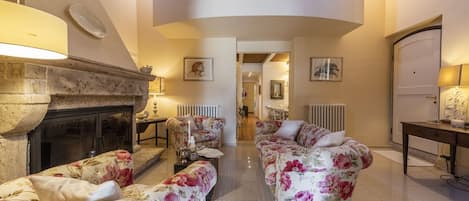 Tv, eldstad och en stereo