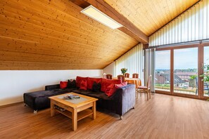 Fernseher, DVD-Player, Stereoanlage