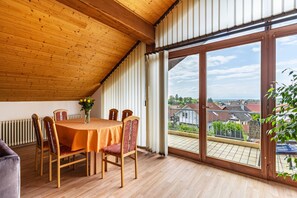 Dining - Apartment "Marlene" with Mountain View, Private Balcony and Wi-Fi (Friesenheim)
