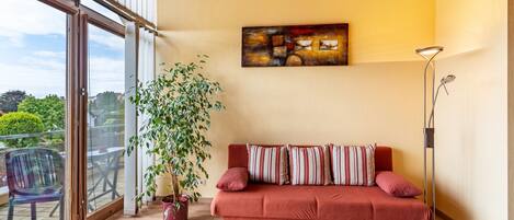 Televisie, een dvd-speler en een stereo