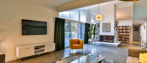 Smart TV, fireplace, books, streaming services