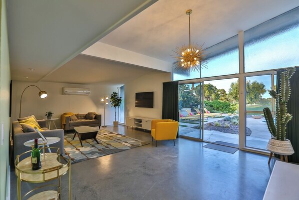 TV connectée, cheminée, livres, services de streaming