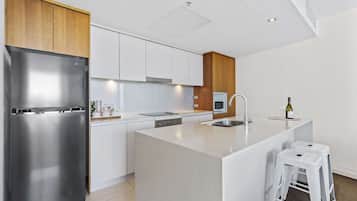 Apartamento, 2 habitaciones, vistas al mar | Cocina privada | Frigorífico grande, microondas, horno y placa de cocina