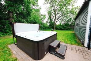 Outdoor spa tub - 3BR Home Near Lambeau • Hot Tub • Kids & Dogs OK (Green Bay)