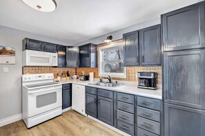 Fridge, microwave, oven, stovetop - 3BR Home Near Lambeau • Hot Tub • Kids & Dogs OK (Green Bay)