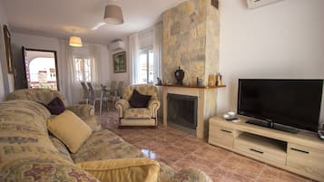 Een televisie en een open haard