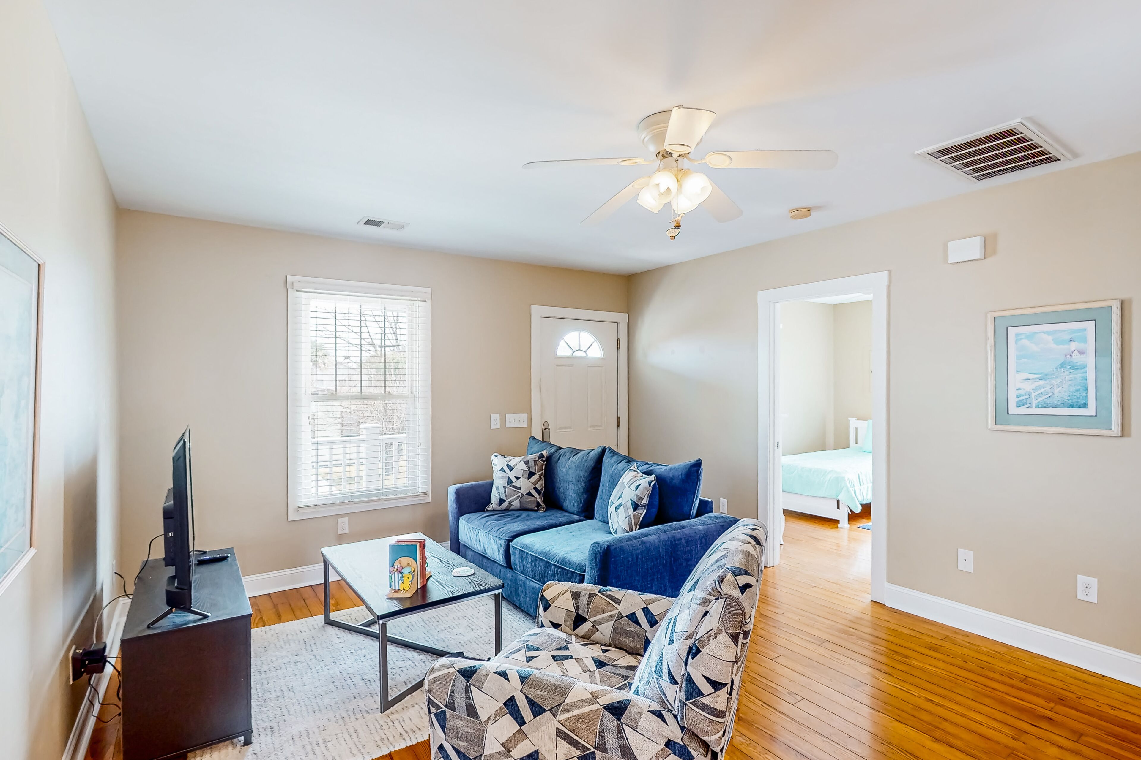 Classic Carolina Beach cottage with covered porch, AC, W/D, & great location