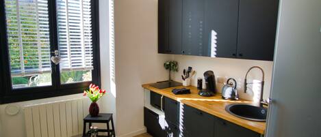 Een koelkast, een microgolfoven, een vaatwasser