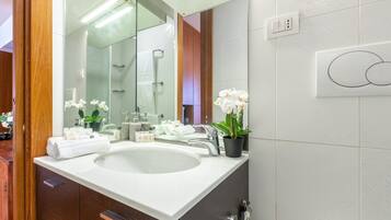 Douche, sĂšche-cheveux, bidet, serviettes fournies