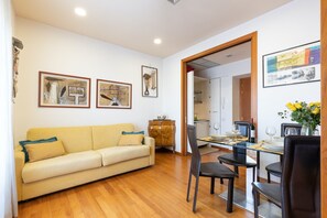 TV - Cozy Apartment in St. John - Yellow (Roma)